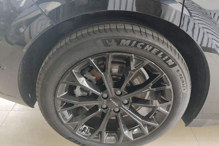 Used Zeekr 007 2025 Long-Range Rear-Wheel-Drive Intelligent Driving Version 100 kWh Right Rear Wheel Hub