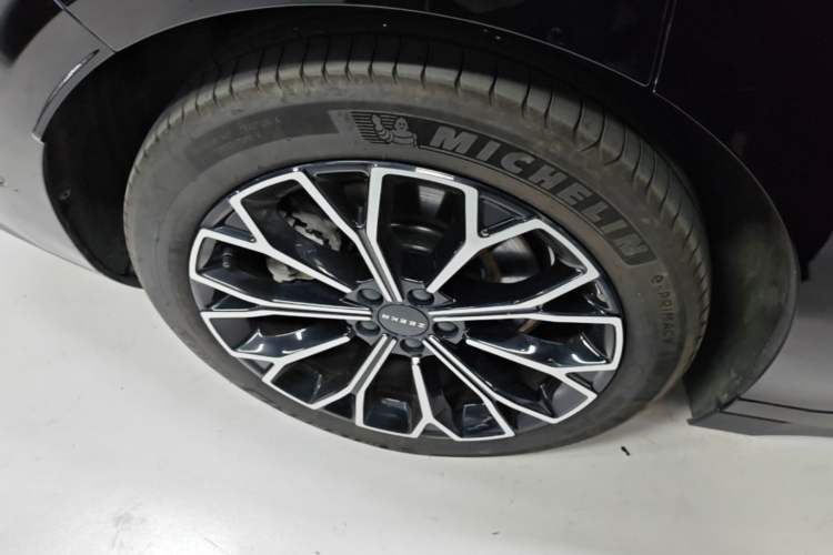 Used Zeekr 007 2025 Long-Range Rear-Wheel-Drive Intelligent Driving Version 100 kWh Right Rear Wheel Hub