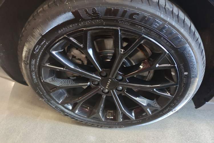 Used Zeekr 007 2025 Long-Range Rear-Wheel-Drive Intelligent Driving Version 100 kWh Right Rear Wheel Hub