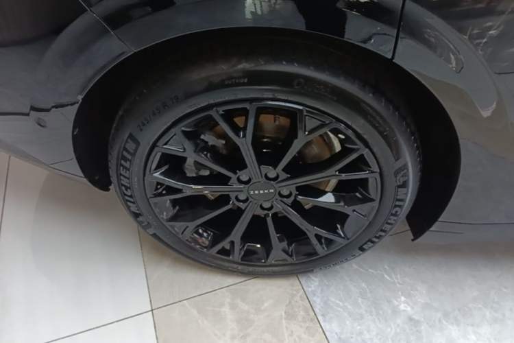 Used Zeekr 007 2025 Long-Range Rear-Wheel-Drive Intelligent Driving Version 100 kWh Right Rear Wheel Hub