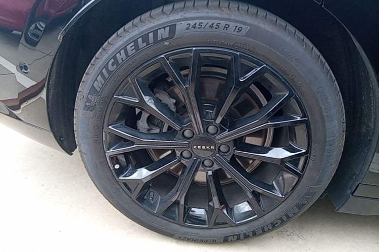 Used Zeekr 007 2025 Long-Range Rear-Wheel-Drive Intelligent Driving Version 100 kWh Right Rear Wheel Hub