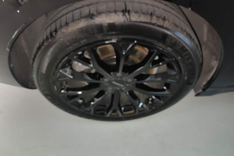 Used Zeekr 007 2025 Long-Range Rear-Wheel-Drive Intelligent Driving Version 100 kWh Right Rear Wheel Hub