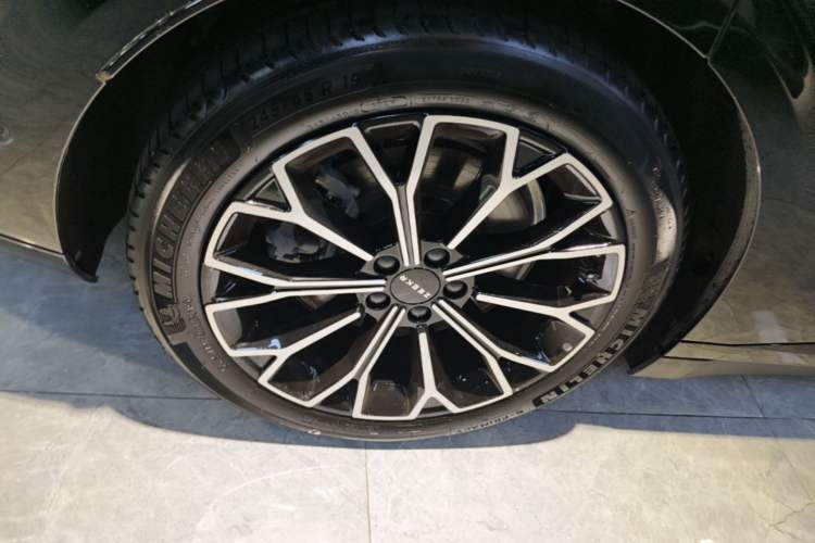 Used Zeekr 007 2025 Long-Range Rear-Wheel-Drive Intelligent Driving Version 100 kWh Right Rear Wheel Hub