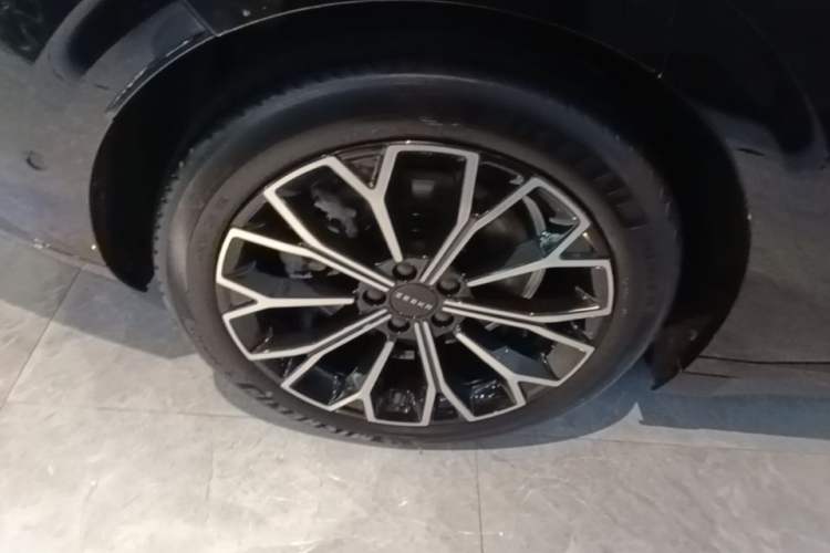 Used Zeekr 007 2025 Long-Range Rear-Wheel-Drive Intelligent Driving Version 100 kWh Right Rear Wheel Hub