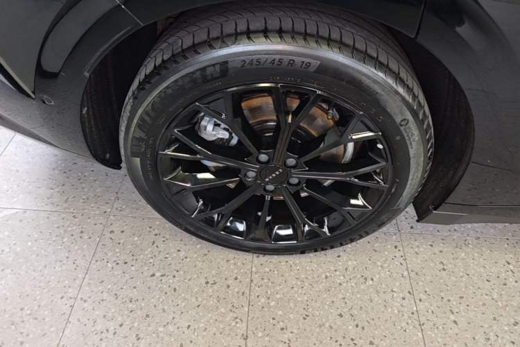Used Zeekr 007 2025 Long-Range Rear-Wheel-Drive Intelligent Driving Version 100 kWh Right Rear Wheel Hub