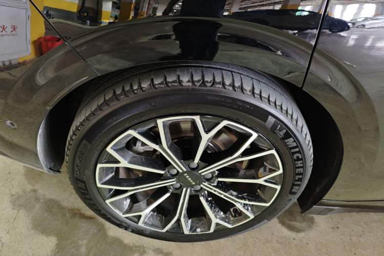 Used Zeekr 007 2025 Long-Range Rear-Wheel-Drive Intelligent Driving Version 100 kWh Right Rear Wheel Hub