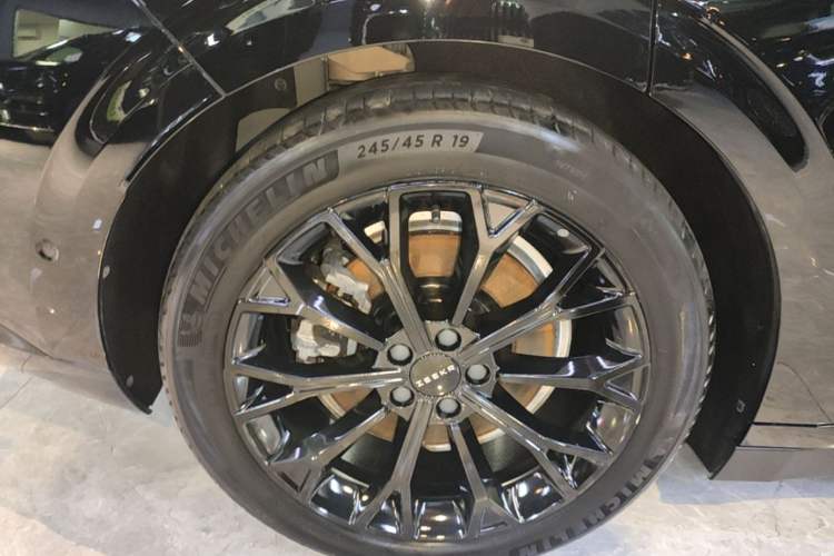 Used Zeekr 007 2025 Long-Range Rear-Wheel-Drive Intelligent Driving Version 100 kWh Right Rear Wheel Hub
