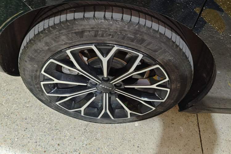 Used Zeekr 007 2025 Long-Range Rear-Wheel-Drive Intelligent Driving Version 100 kWh Right Rear Wheel Hub