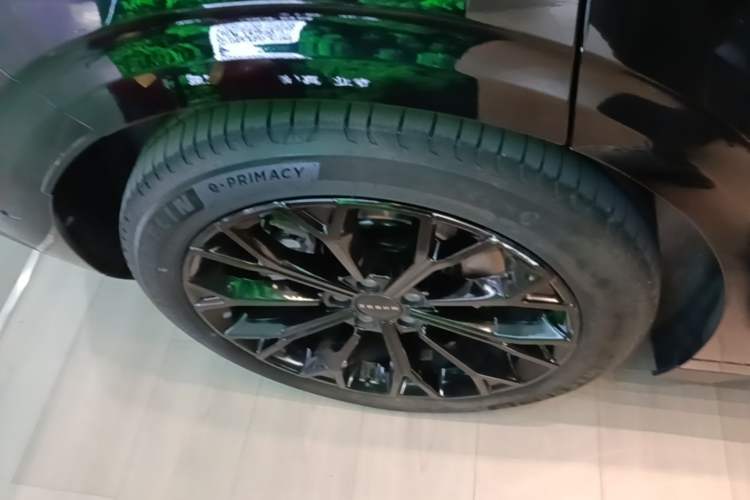Used Zeekr 007 2025 Long-Range Rear-Wheel-Drive Intelligent Driving Version 100 kWh Right Rear Wheel Hub