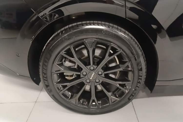 Used Zeekr 007 2025 Four-Wheel Drive Intelligent Driving Version 75 kWh Right Rear Wheel Hub