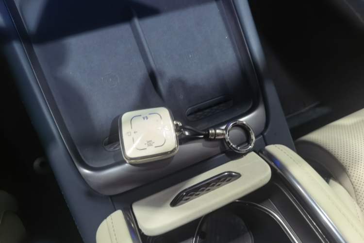 Used Zeekr 007 2025 Long-Range Rear-Wheel-Drive Intelligent Driving Version 100 kWh Vehicle Key