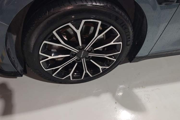 Used Zeekr 007 2025 Long-Range Rear-Wheel-Drive Intelligent Driving Version 100 kWh Left Front Wheel Hub