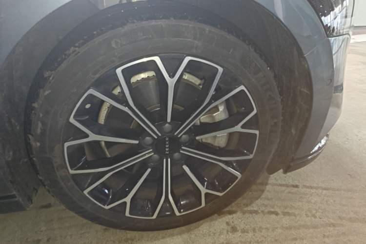 Used Zeekr 007 2025 Long-Range Rear-Wheel-Drive Intelligent Driving Version 100 kWh Right Front Wheel Hub