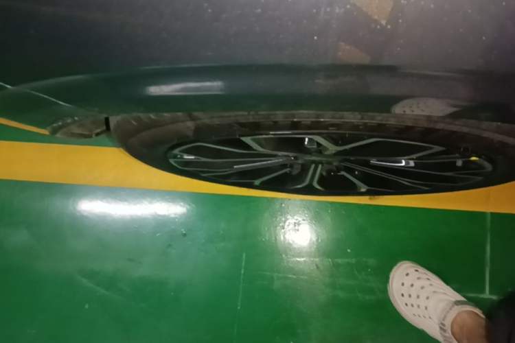 Used Zeekr 007 2025 Long-Range Rear-Wheel-Drive Intelligent Driving Version 100 kWh Right Rear Wheel Hub