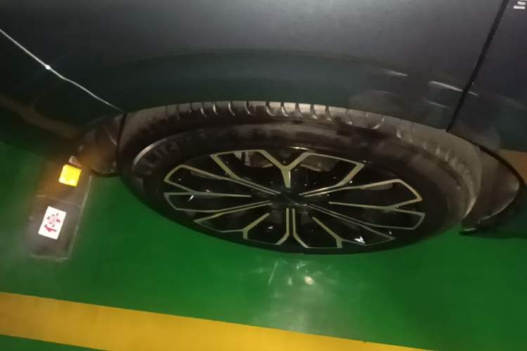 Used Zeekr 007 2025 Long-Range Rear-Wheel-Drive Intelligent Driving Version 100 kWh Right Rear Wheel Hub