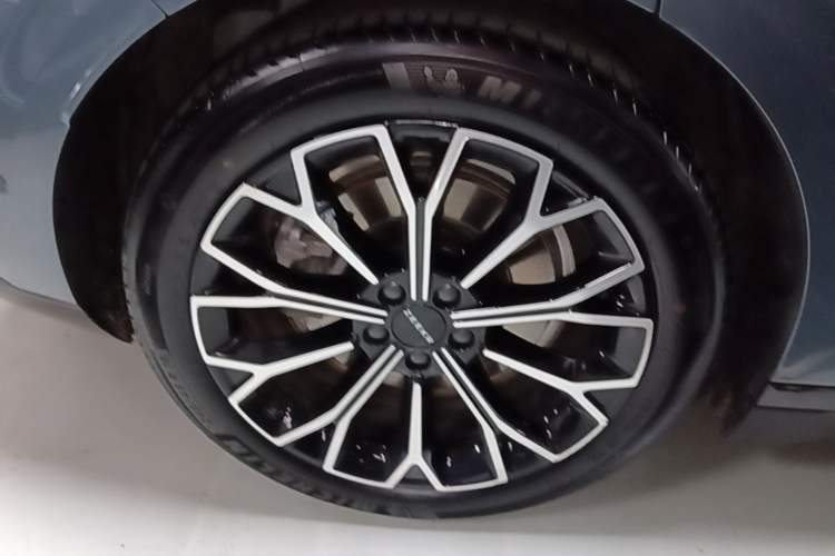 Used Zeekr 007 2025 Rear-Drive Intelligent Driving Version 75 kWh Right Rear Wheel Hub