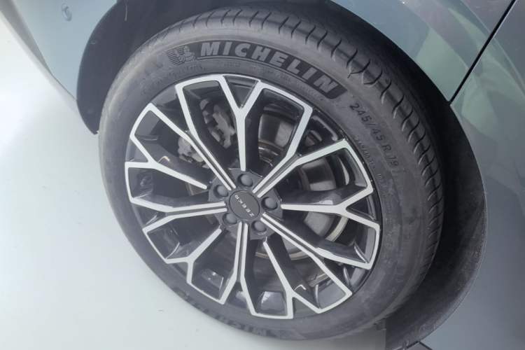Used Zeekr 007 2025 Long-Range Rear-Wheel-Drive Intelligent Driving Version 100 kWh Right Rear Wheel Hub