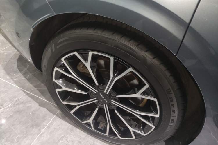 Used Zeekr 007 2025 Long-Range Rear-Wheel-Drive Intelligent Driving Version 100 kWh Right Rear Wheel Hub