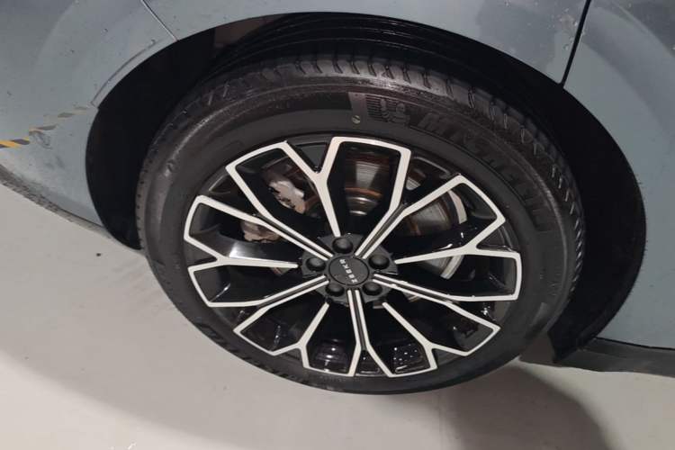 Used Zeekr 007 2025 Long-Range Rear-Wheel-Drive Intelligent Driving Version 100 kWh Right Rear Wheel Hub