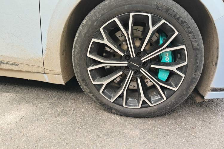 Used Zeekr 007 2025 Long-Range All-Wheel-Drive Intelligent Driving Version 100 kWh Right Front Wheel Hub