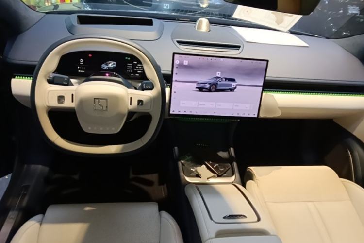 Used Zeekr 007 2025 Long-Range Rear-Wheel-Drive Intelligent Driving Version 100 kWh Center Console