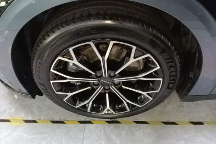 Used Zeekr 007 2025 Long-Range Rear-Wheel-Drive Intelligent Driving Version 100 kWh Left Front Wheel Hub