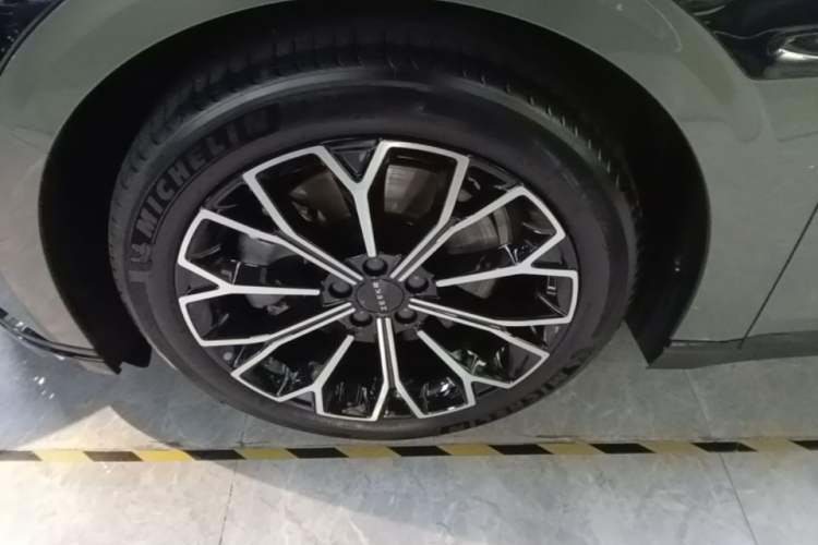 Used Zeekr 007 2025 Long-Range Rear-Wheel-Drive Intelligent Driving Version 100 kWh Left Front Wheel Hub