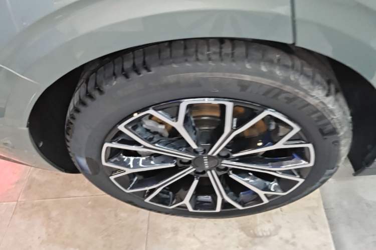 Used Zeekr 007 2025 Long-Range Rear-Wheel-Drive Intelligent Driving Version 100 kWh Right Rear Wheel Hub