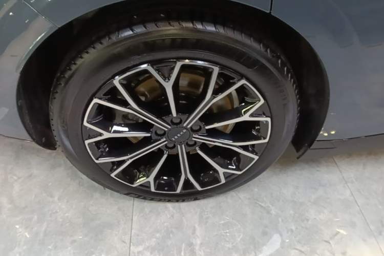 Used Zeekr 007 2025 Long-Range Rear-Wheel-Drive Intelligent Driving Version 100 kWh Right Rear Wheel Hub
