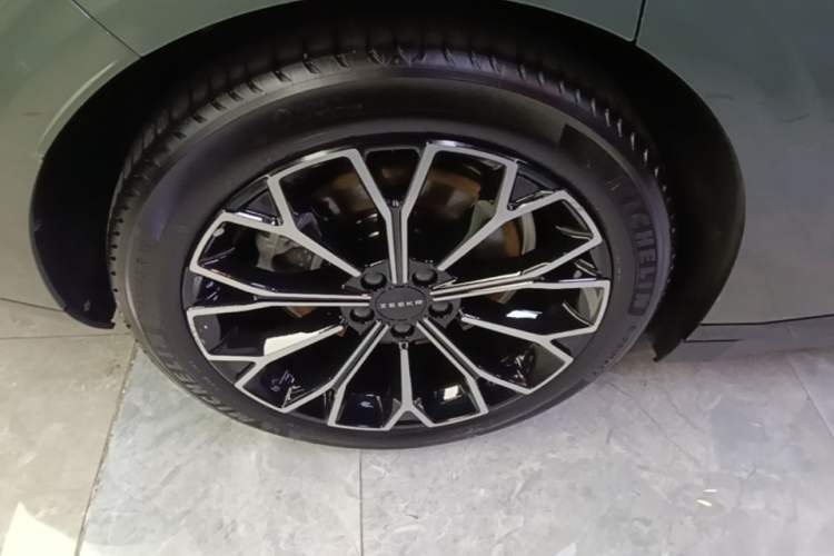 Used Zeekr 007 2025 Long-Range Rear-Wheel-Drive Intelligent Driving Version 100 kWh Right Rear Wheel Hub