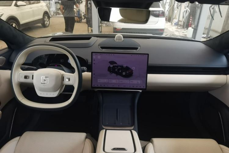 Used Zeekr 007 2025 Long-Range Rear-Wheel-Drive Intelligent Driving Version 100 kWh Center Console