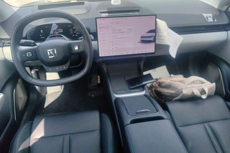 Used Zeekr 007 2025 Long-Range Rear-Wheel-Drive Intelligent Driving Version 100 kWh Center Console