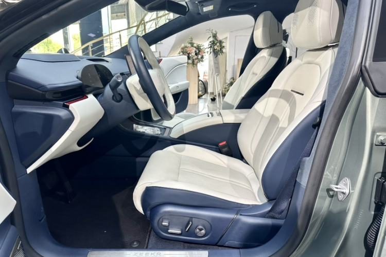 Used Zeekr 007 2025 Long-Range Rear-Wheel-Drive Intelligent Driving Version 100 kWh Interior 2