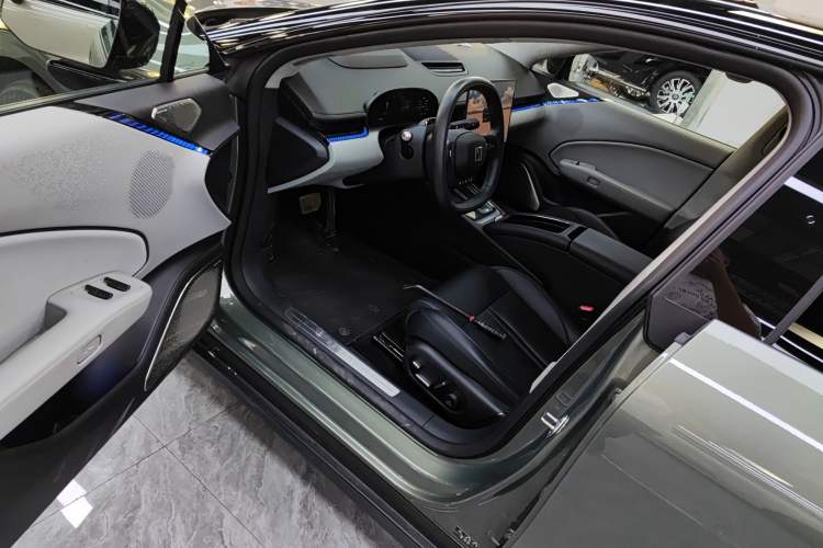 Used Zeekr 007 2025 Long-Range Rear-Wheel-Drive Intelligent Driving Version 100 kWh Interior 3