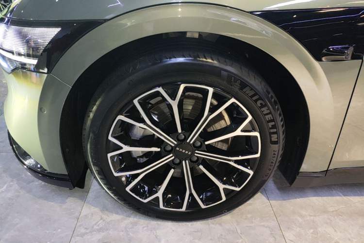 Used Zeekr 007 2025 Long-Range Rear-Wheel-Drive Intelligent Driving Version 100 kWh Left Front Wheel Hub