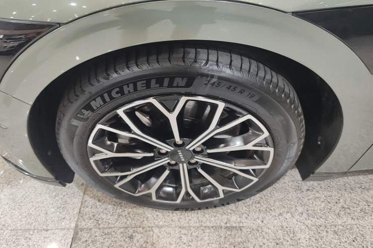 Used Zeekr 007 2025 Long-Range Rear-Wheel-Drive Intelligent Driving Version 100 kWh Left Front Wheel Hub