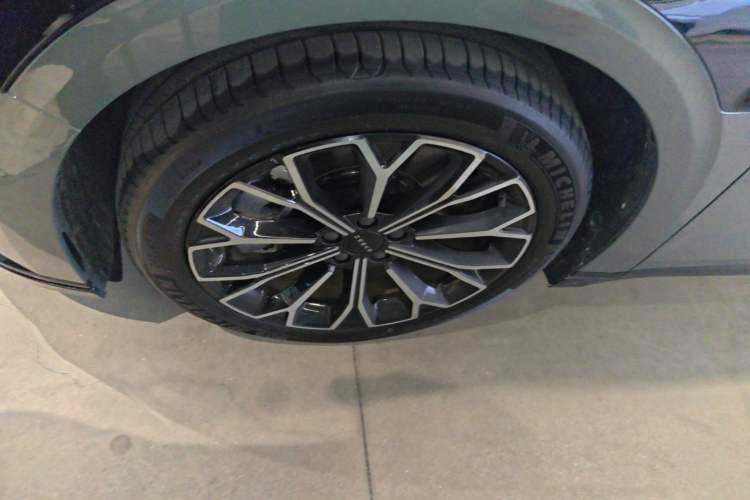 Used Zeekr 007 2025 Long-Range All-Wheel-Drive Intelligent Driving Version 100 kWh Left Front Wheel Hub