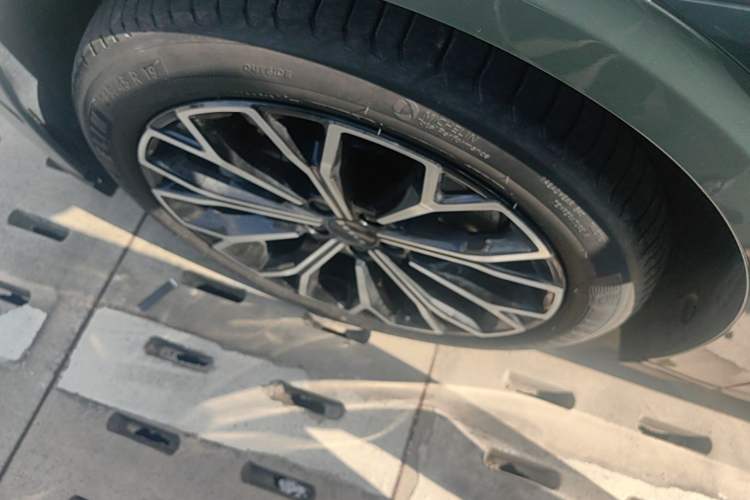 Used Zeekr 007 2025 Long-Range Rear-Wheel-Drive Intelligent Driving Version 100 kWh Left Front Wheel Hub