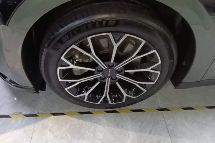 Used Zeekr 007 2025 Long-Range Rear-Wheel-Drive Intelligent Driving Version 100 kWh Left Front Wheel Hub