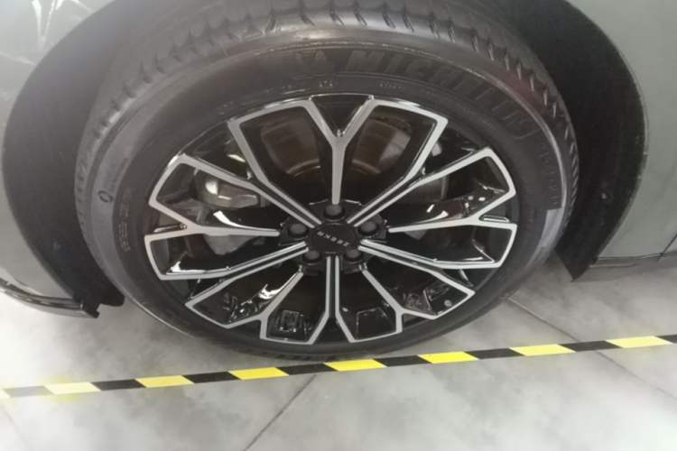Used Zeekr 007 2025 Long-Range Rear-Wheel-Drive Intelligent Driving Version 100 kWh Left Front Wheel Hub