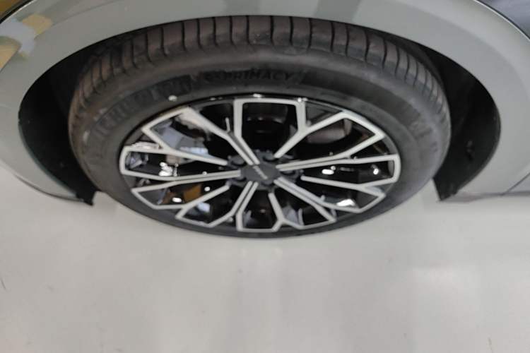 Used Zeekr 007 2025 Long-Range Rear-Wheel-Drive Intelligent Driving Version 100 kWh Left Front Wheel Hub