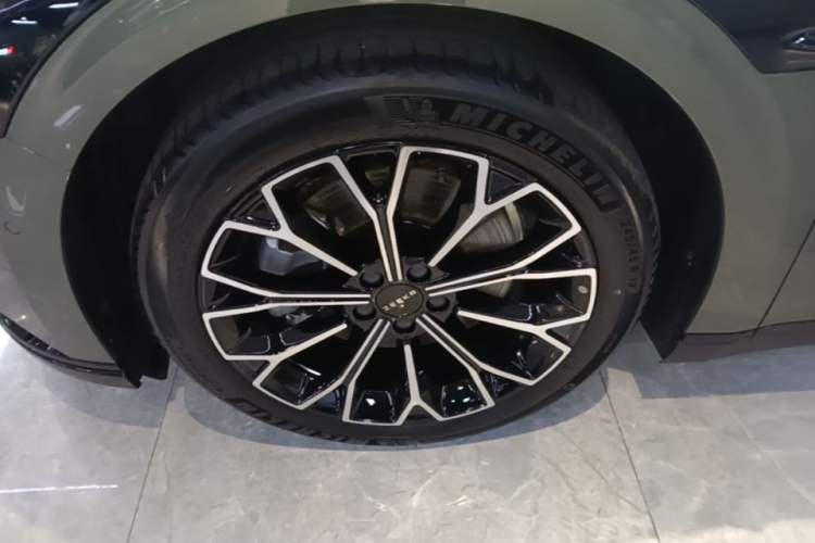 Used Zeekr 007 2025 Long-Range Rear-Wheel-Drive Intelligent Driving Version 100 kWh Left Front Wheel Hub