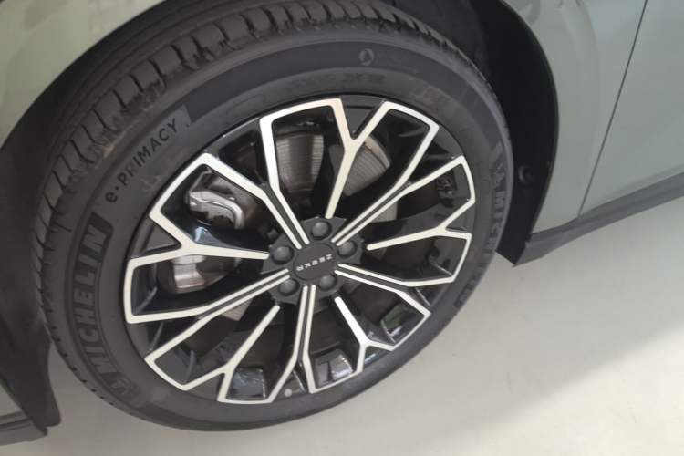 Used Zeekr 007 2025 Long-Range Rear-Wheel-Drive Intelligent Driving Version 100 kWh Left Front Wheel Hub