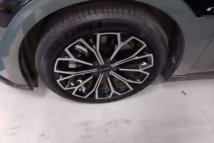 Used Zeekr 007 2025 Long-Range Rear-Wheel-Drive Intelligent Driving Version 100 kWh Left Front Wheel Hub