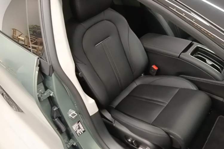Used Zeekr 007 2025 Long-Range All-Wheel-Drive Intelligent Driving Version 100 kWh Right Front Seat