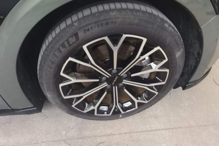 Used Zeekr 007 2025 Long-Range Rear-Wheel-Drive Intelligent Driving Version 100 kWh Right Front Wheel Hub