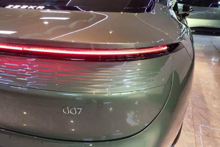 Used Zeekr 007 2025 Long-Range Rear-Wheel-Drive Intelligent Driving Version 100 kWh Right Rear Taillight