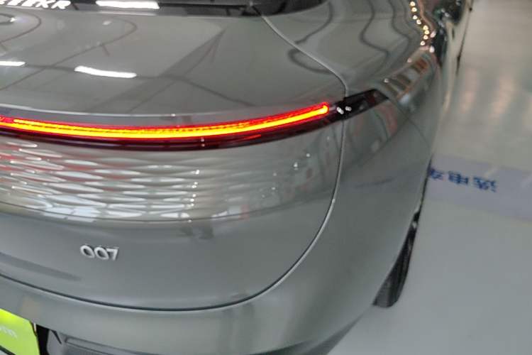 Used Zeekr 007 2025 Long-Range Rear-Wheel-Drive Intelligent Driving Version 100 kWh Right Rear Taillight