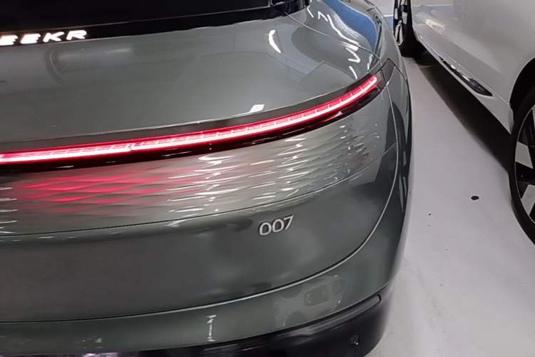 Used Zeekr 007 2025 Long-Range Rear-Wheel-Drive Intelligent Driving Version 100 kWh Right Rear Taillight