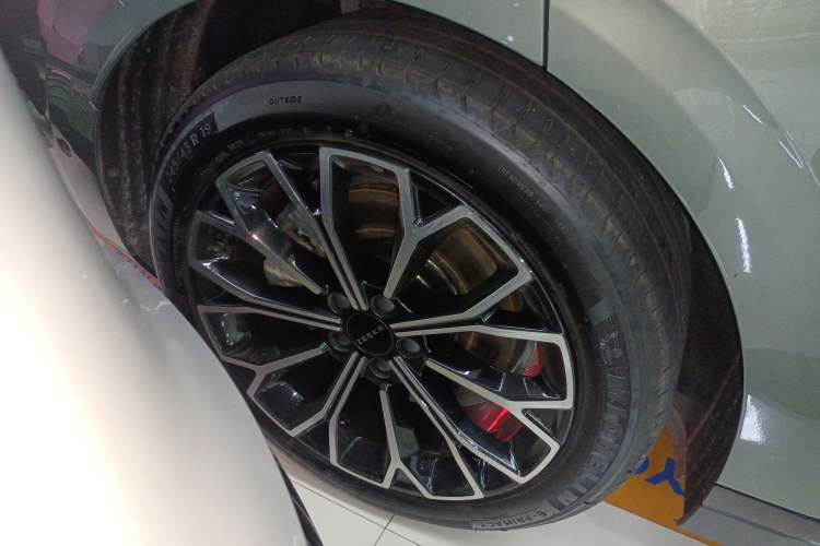 Used Zeekr 007 2025 Long-Range Rear-Wheel-Drive Intelligent Driving Version 100 kWh Right Rear Wheel Hub